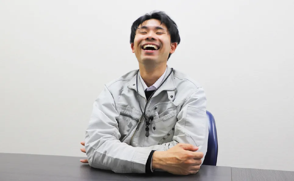 インタビュー中の写真