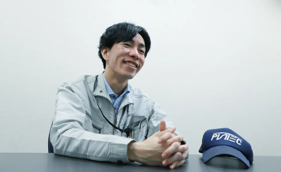 インタビュー中の写真